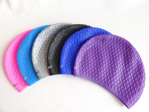 游泳戴硅膠的好還是布的好，硅膠泳帽和布泳帽哪個(gè)更舒服？